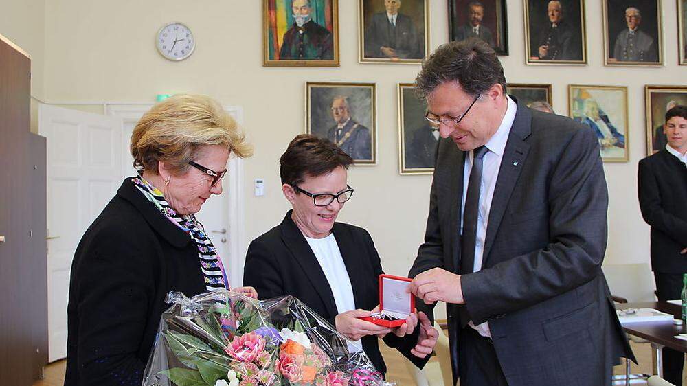 Waltraud Klasnic (li) und Rektor Wilfried Eichlseder überreichten das große Ehrenzeichen der Republik an Vizerektorin Martha Mühlburger