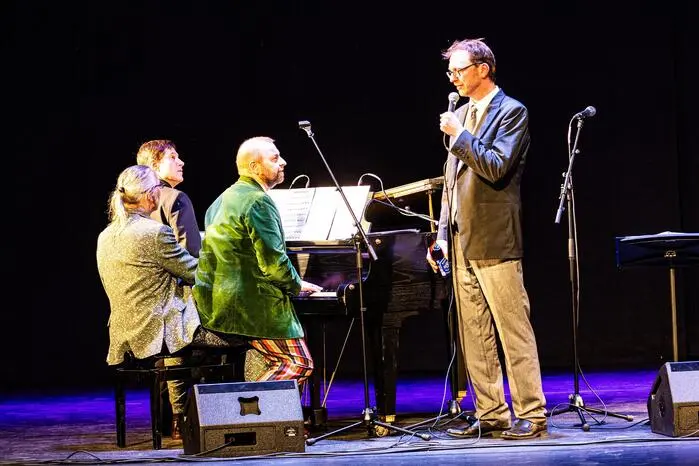 Gemeinsam mit dem bekannten Trompeter musizierten Sebastian Fuchsberger (Posaune), Leonhard Paul (Posaune und Basstrompete) und Michael Hornek (Klavier). Die Musikgruppe begeisterte das Publikum mit Schlagern aus den 50er- und 60er-Jahren und weckte damit musikalische Erinnerungen an alte Zeiten.