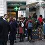 Italiener warten in der Schlange vor einer Apotheke in Rom auf die Covid-Tests