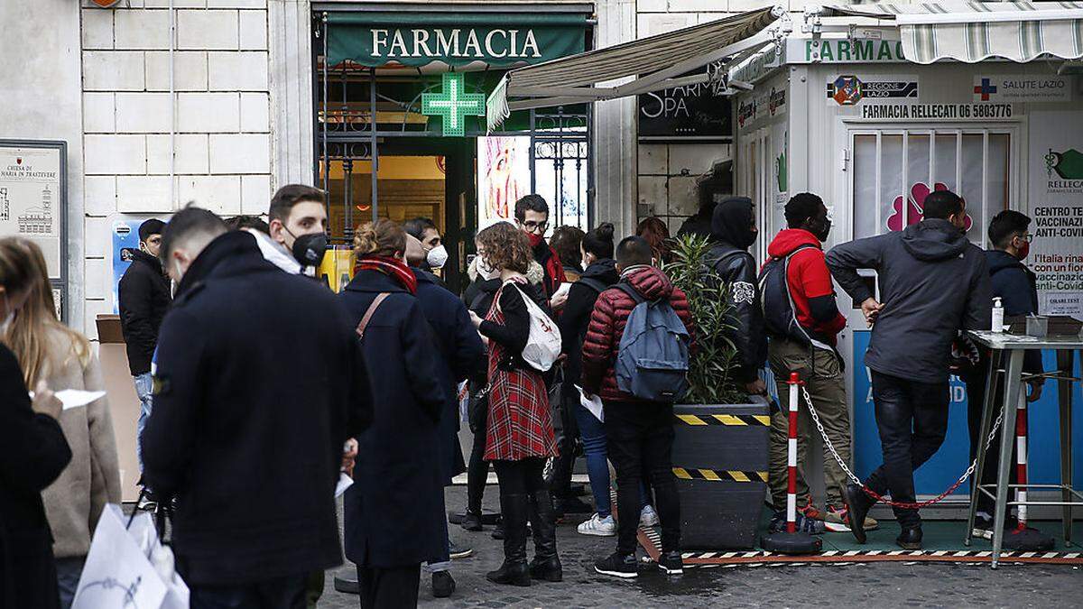 Italiener warten in der Schlange vor einer Apotheke in Rom auf die Covid-Tests