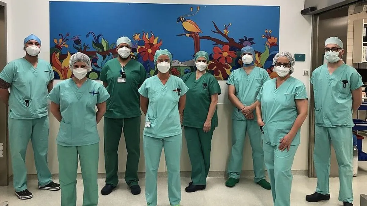 Das OP-Team des LKH Judenburg vor dem Blechdruck des Bildes. Vorne Mitte Leiterin Doris Höfer, ganz links Jani Scherdoner