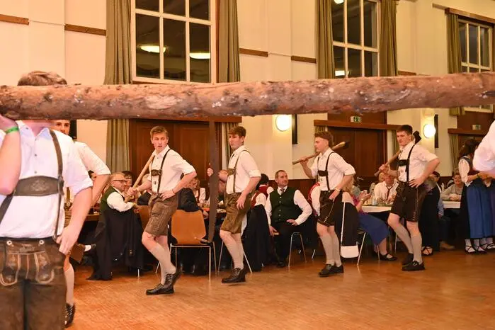 Zum Staunen brachten die Kulmer Schuhplattler, mit ihren mitreißenden Darbietungen, die Gäste. Die Landjugend Diex (Obmann Martin Aichwalder, Leiterin Barbara Kuster) gestaltete die Mitternachtseinlage.