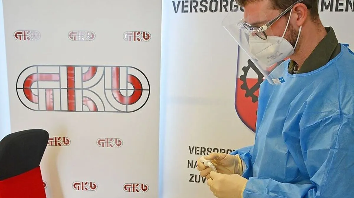 Soldaten führen bei der GKB die Schnelltests durch