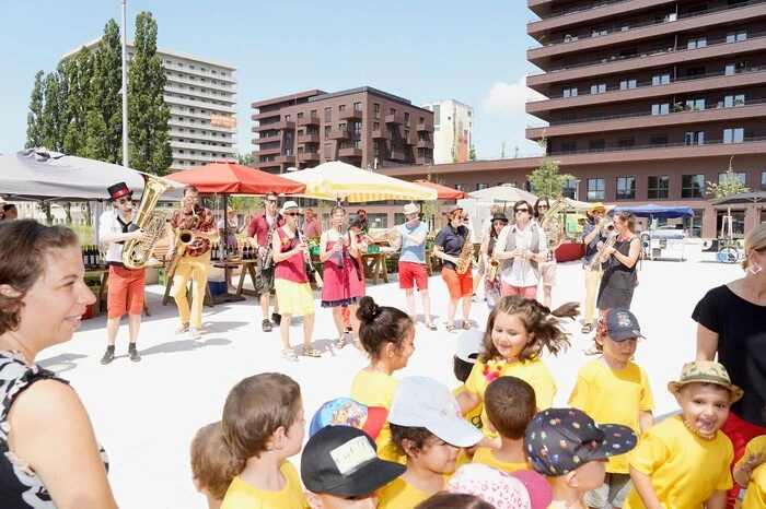 Mit Führungen für Interessierte und Musik fiel der Startschuss für die Benutzung des Parks.