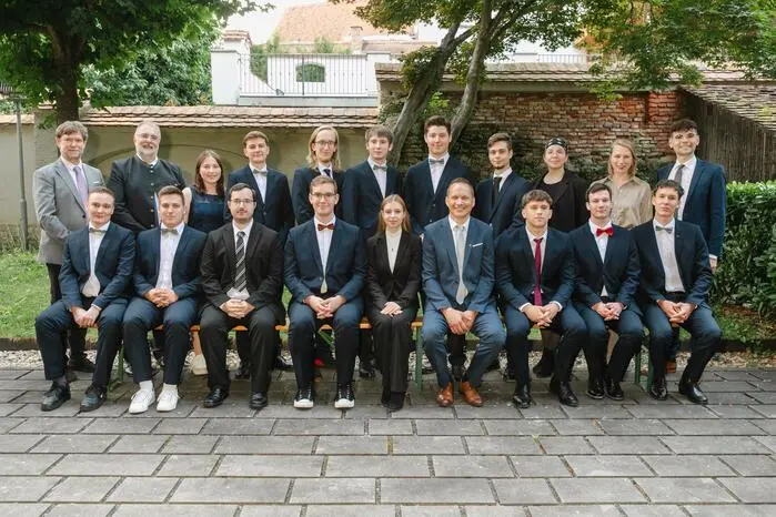 Abschlussklasse 2026 der i:HTL Bad Radkersburg mit Klassenvorstand Alexander Malik: Nino Hanžič, Marvin Pranger, Sandro Koller, Lorenz Nell, Sabrina Schantl, Oliver Hödl, Dominik Miklošič, Felix Drenig, Selina Hofer, Tobias Schmerböck, Fabio Lenhard, Gregor Marx, Richard Siegl, Blaž Kaučič, Lara Laller