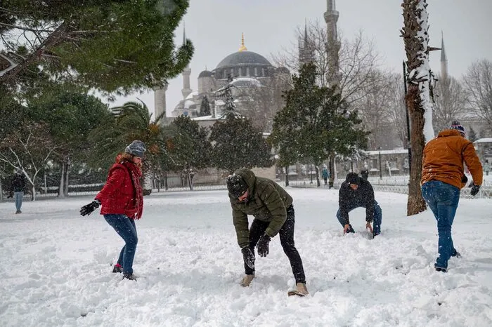 Schnee auf der Hagia Sophia: Starke Schneefälle haben in Istanbul Teile des öffentlichen Verkehrs und des öffentlichen Lebens lahmgelegt. Der Bürgermeister rief die Bewohner auf, möglichst zu Hause zu bleiben.