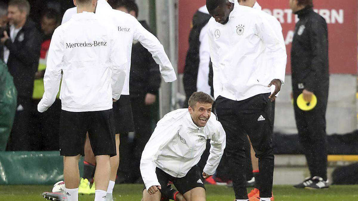 Thomas Müller (unten) hatte nach dem 5:1 gegen Aserbaidschan gut lachen