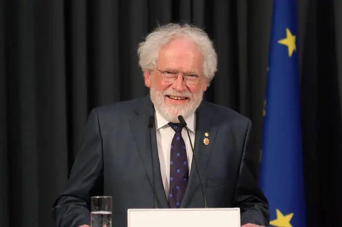 Anton Zeilinger (geb. 1945) teilte sich den Physik-Nobelpreis 2022 mit seinem französischen Kollegen Alain Aspect und dem US-Physiker John Clauser. Die drei Physiker wurden "für Experimente mit verschränkten Photonen, Nachweis der Verletzung der Bellschen Ungleichungen und wegweisender Quanteninformationswissenschaft" ausgezeichnet.