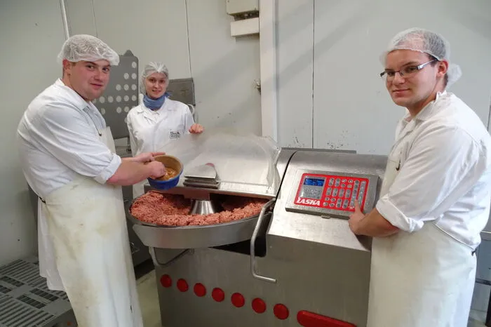 Hier wird die Meterwurst hergestellt. Fast alle Gewürze sind in Bio-Qualität, auch bei konventionellen Würsten.