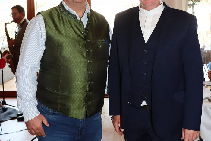 Am Foto von Links: Stiftsschmiedewirt Gerhard Satran und Stiftspfarrer Erich Aicholzer.