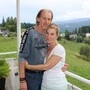 Der an ALS erkrankte Andreas Zoder und seine Frau Vera halten sich in den Armen. Sie stehen auf dem Balkon ihrer Wohnung in Preitenegg | Andreas und Vera Zoder haben die Hoffnung nicht aufgegeben