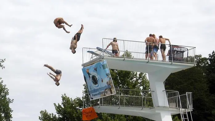 „IMP – InsaneMoveProductions“, ein Team aus Wassersport- und Sprungathleten, angeführt von den Klippenspringer-Brüdern Sayd und Osama Ali aus Leoben, wählte das Freibad Fürstenfeld schon zum zweiten Mal für ihre eigene „Splashdiving-Show“. 