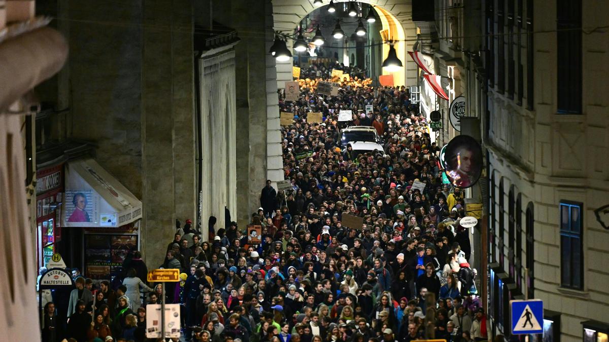  "Es ist wieder Donnerstag - Nein zur FPÖ in der Regierung! Demonstrierende in Wien