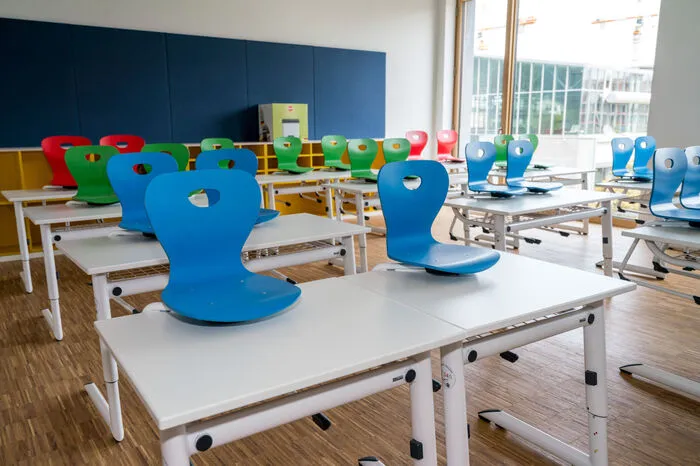 In den 55m² großen Klassenzimmer haben 25 Kinder Platz. Darüber hinaus sind sie auch technisch gut ausgestattet - neben einem Beamer, der in jedem Klassenzimmer vorhanden ist, hat auch jede Klasse mindestens einen Arbeitscomputer für die Schüler. 