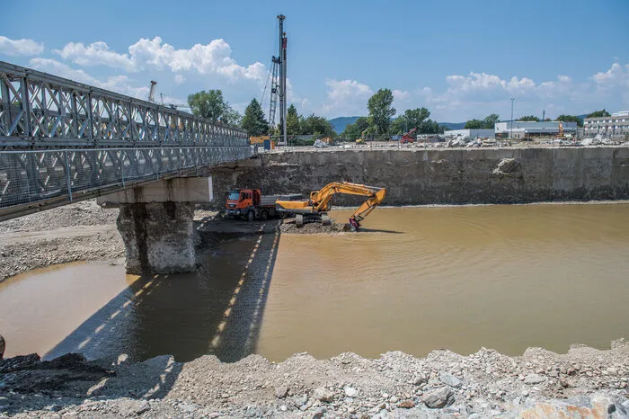 Das Umleitungsgerinne ist kurz vor der Fertigstellung, derzeit ist Grundwasser darin, die Mur ist am Mittwoch hier eingeleitet worden.