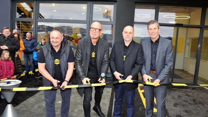 Kurt Moser, Helmut Steiner, Helmut Slamanig und Bgm. Manfred Lenger schneiden das Band durch, die Playworld ist eröffnet