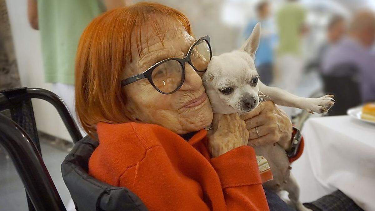 Adrienne Pokorny mit Hundedame Maggy