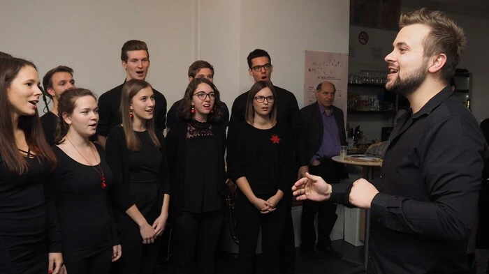 Der Chor des Klubs der slowenischen Studenten in Kärnten ( KSSSK ) eröffnete im Klagenfurter Klub singend die " Slowenischen Tage 2017 ". Die " Slovenski dnevi 2017 " dauern wie jedes Jahr drei Tage und stehen allen Interessierten offen.