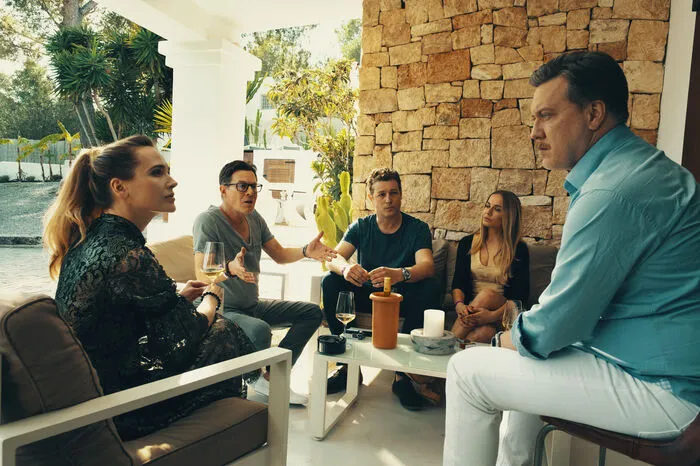 Nicholas Ofczarek über die Ibiza-Affäre: "Es ist eine Verlierergeschichte. Ich glaube, es gibt überhaupt hier keinen Gewinner. Die Serie erzählt von einem moralischen Verfall in diesem Land, der offenkundig wurde und jetzt gerade wieder zu werden scheint, vier Jahre später."