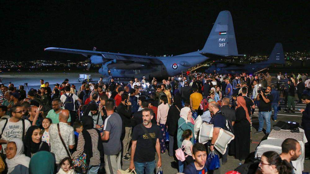 Evakuierte Menschen am Militärflughafen Amman