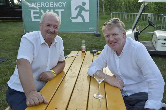 Für Josef Doupona (l.), Altbürgermeister von Klöch, hat das Josh-Konzert in Klöch einen großen touristischen Mehrwert für die Region: "Unsere Weinbauern und Gastronomiebetriebe haben die Ausschank bestens organisiert."