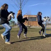 Milena Spiegel (rechts) zeigt, wie man mit einem Hobby Horse umgeht