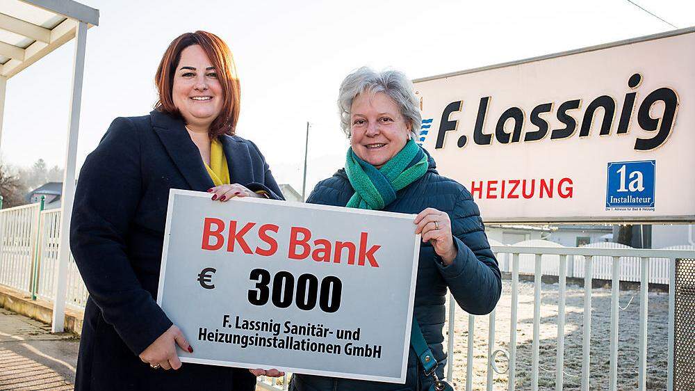 Christina Arl übergibt die Spende an Susanne Koschier (von links)