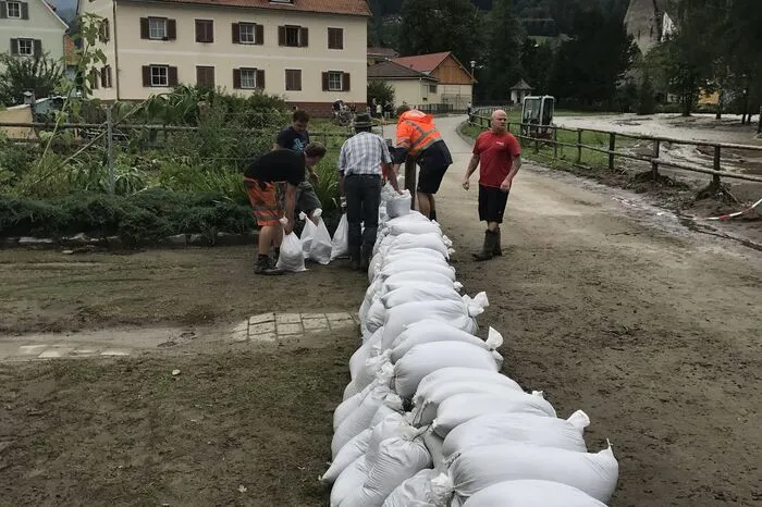 Mit Sandsäcken wurden Barrieren gebaut
