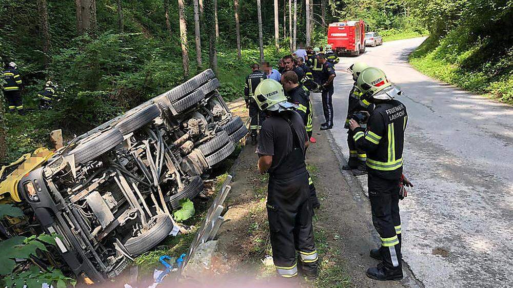Der vierachsige Lkw stürzte in den Feistritzbach