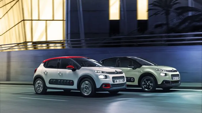 Man erkennt sofort die Verwandtschaft zum Cactus – und das ist gut so. Der Citroën C3 war immer ein knuddeliger Vertreter seiner Klasse, der neue hingegen kommt da gleich wesentlich mutiger daher. Fast wie ein kleiner Crossover.