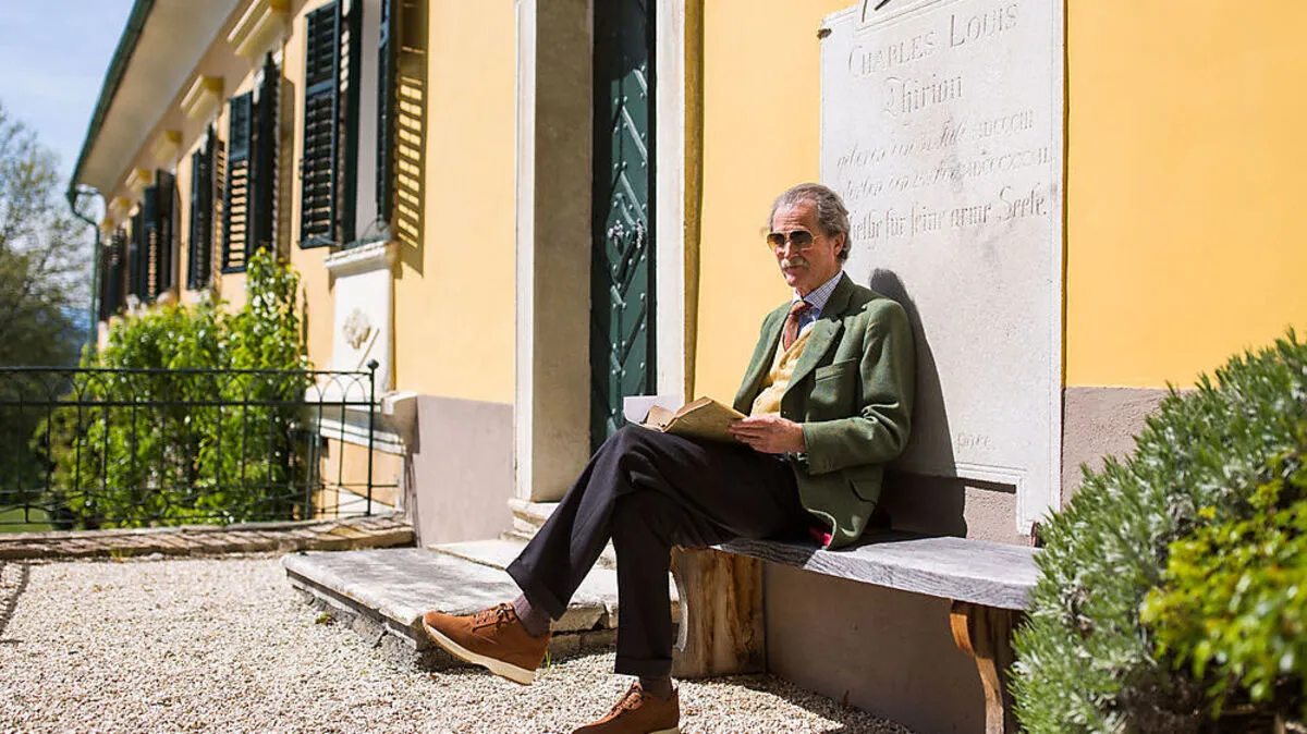 Peter Goess vor seinem Schloss 