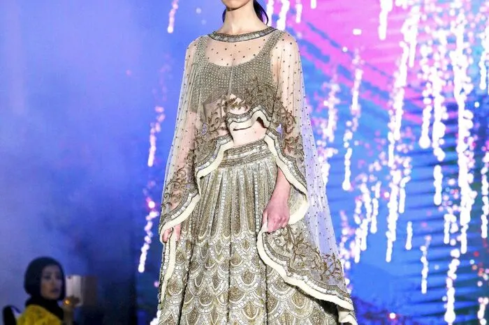 Die Indische Designerin Divan gab diesem Kleid ihre Handschrift.
