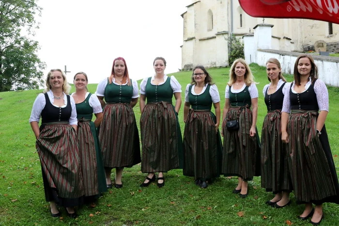 Beim Gästesingen am Nachmittag wirkten neben der SG (Foto) weiters ...