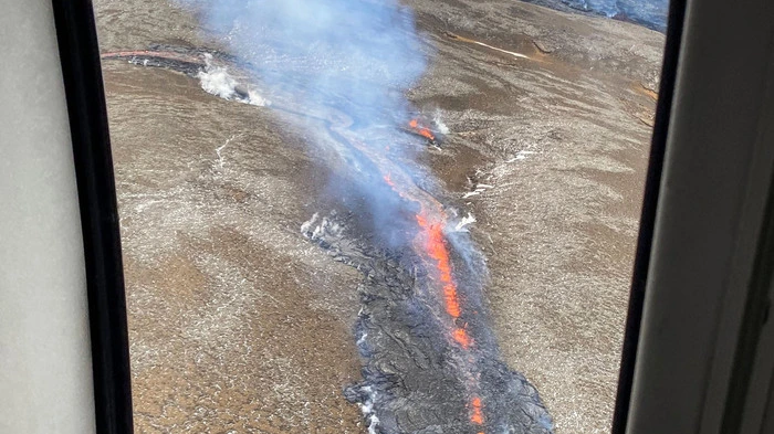 Das Gebiet um einen lavasprudelnden Krater auf Island ist um ein weiteres Naturspektakel reicher: In der Nähe des ursprünglichen Ausbruchortes südwestlich von Reykjavik haben sich über Ostern zwei neue Erdrisse geöffnet, aus denen nun ebenfalls glühende Lava an die Erdoberfläche gelangt.