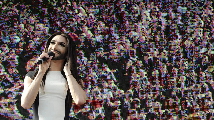 Mit ihrem ersten öffentlichen Auftritt seit dem Triumph beim Eurovision Song Contest hat sich Conchita Wurst am 18. Mai 2014 bei ihren Fans bedankt: Beim großen Gratiskonzert am Ballhausplatz vor dem Bundeskanzleramt hatten"knapp 10.000" Fans und Freunde versammelt, um der ESC-Queen zu danken und zu lauschen.