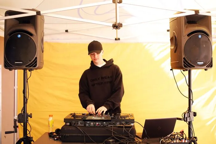 DJ MJay sorgte im Innenhof für eine passende akustische Kulisse.