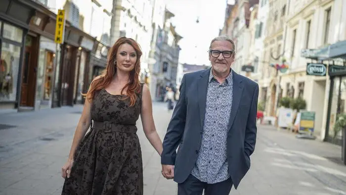 Lange hielten sie ihre Beziehung geheim, jetzt spazieren sie händchenhaltend durch die Stadt: Elizabeth Pertschi und Herbert Wallner