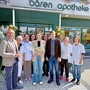 Stadtrat Franz Petritz und Vizebürgermeister Rabitsch stehen mit Johanna Jobst und ihren Mitarbeiterinnen vor der Apotheke | Vizebürgermeister Ronald Rabitsch und Gesundheitsstadtrat Franz Petritz gratulieren Johanna Jobst und ihrem Team zur Neueröffnung der Bärenapotheke