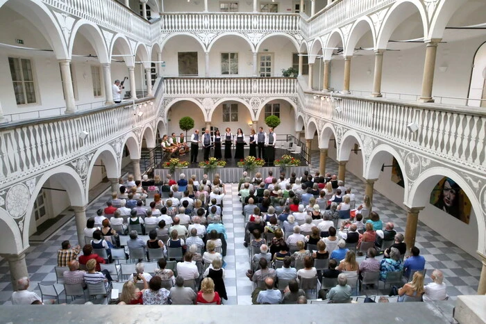 Grund genug, am Samstag zum Jubiläumskonzert in den Rathaushof der Herzogstadt zu laden. 