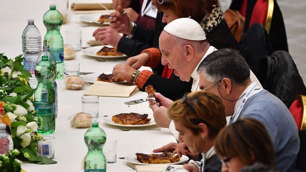 Papst Franziskus speiste gemeinsam mit Armen - es gab Lasagne