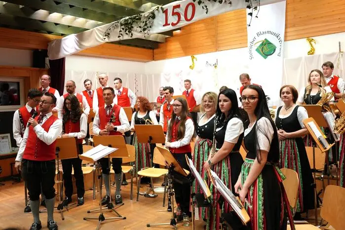 Es folgten weitere acht Musikstücke von „Füreinander da“ bis zur „Weinkeller Polka.