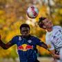 WOLFSBERG,AUSTRIA,27.OCT.24 - SOCCER - ADMIRAL Bundesliga, Wolfsberger AC vs Red Bull Salzburg. Image shows Lucas Gourna-Douath (RBS) and Simon Piesinger (WAC).  
Photo: GEPA pictures/ Matthias Trinkl