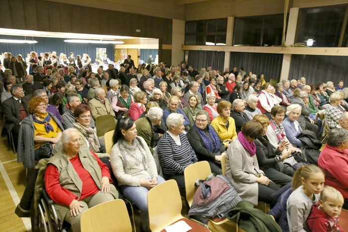 Im vollen Kultursaal unter anderen gesehen: Bürgermeister Klaus Köchl, Ehrenbürger Ludwig Schöffmann, Hochwürden Bernd Wegscheider, Gymnasialpädagogin Christine Schermanz, der ehemalige Schulabteilungsleiter Heribert Smeritschnig sowie Kleine Zeitung-Deskchef Georg Lux. 