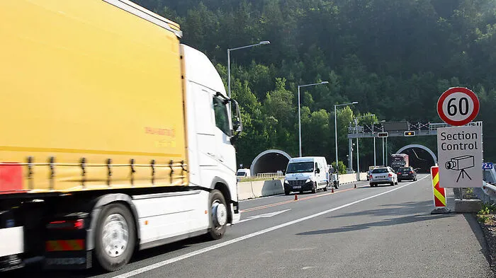Das Tempolimit in den Baustellenbereichen – hier vor dem Kollmanntunnel – wird permanent überwacht
