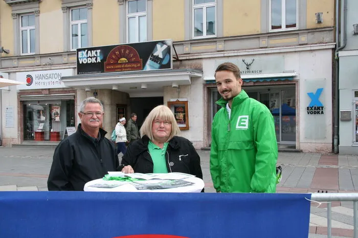 Vor dem Start der Verkehrsmitteltestfahrt konnten die Zuschauer wetten, wer die Strecke als Erster schafft.