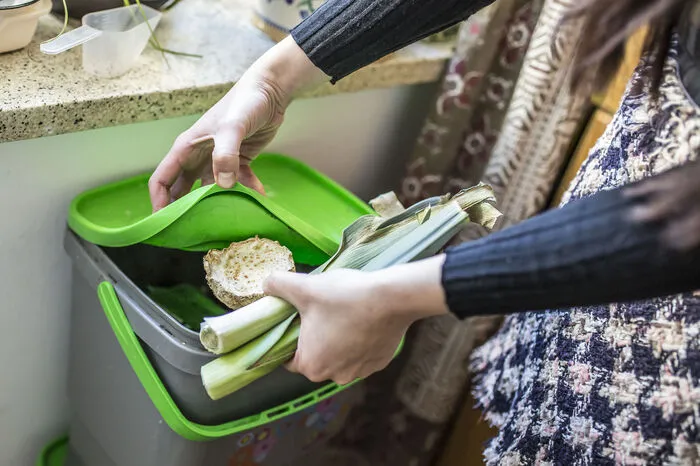 Der nasse Müll kommt in den Kompostierer. "Das ist so praktisch, die Wohnung stinkt nicht und man muss ihn nicht ständig ausleeren", sagt Elke Galvin.