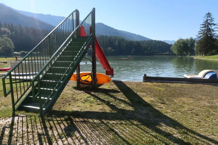 Auf Abstand und Hygiene wird auch am und im Zenzsee in Tragöß-St. Katharein geachtet. Auf dem über fünf Hektar großen Gelände können sich die Badegäste verteilen. Der Badeeintritt beträgt für den Erwachsenen vier Euro, für Kinder von sechs bis 14 Jahren drei Euro.