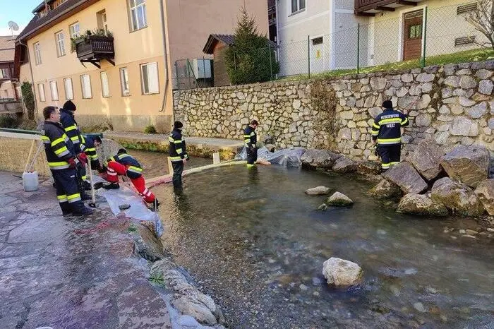 Die Feuerwehr errichtete Ölsperren, zum Glück geriet das Öl nicht in den Weizbach.