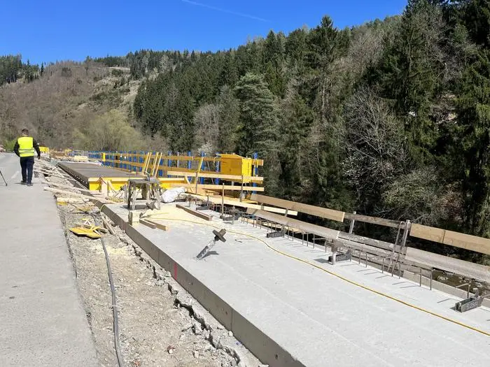 Die Breite der Auskragung beträgt zwischen 1,5 und 3,5 Meter