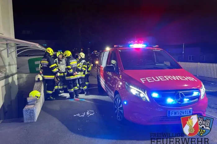 Am Einsatzort wurden nach der Lageerkundung vier Pkw in Vollbrand sowie ein brennender Stromverteiler und brennende Mülltonnen vorgefunden.